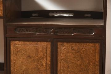 和製アンティーク　指物工芸家具　昭和初期　総楓(カエデ)材・鳥眼杢　最高級品!凝った造りの飾り棚(茶棚、陳列棚、収納棚、戸棚)(R-044771)