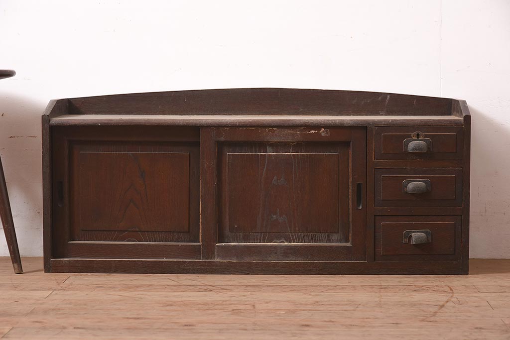 アンティーク家具　和モダンスタイルなどにおすすめな栓材製のローボード(収納棚、戸棚)(R-044773)