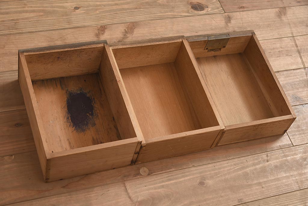 アンティーク家具　和モダンスタイルなどにおすすめな栓材製のローボード(収納棚、戸棚)(R-044773)