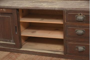 アンティーク家具　和モダンスタイルなどにおすすめな栓材製のローボード(収納棚、戸棚)(R-044773)