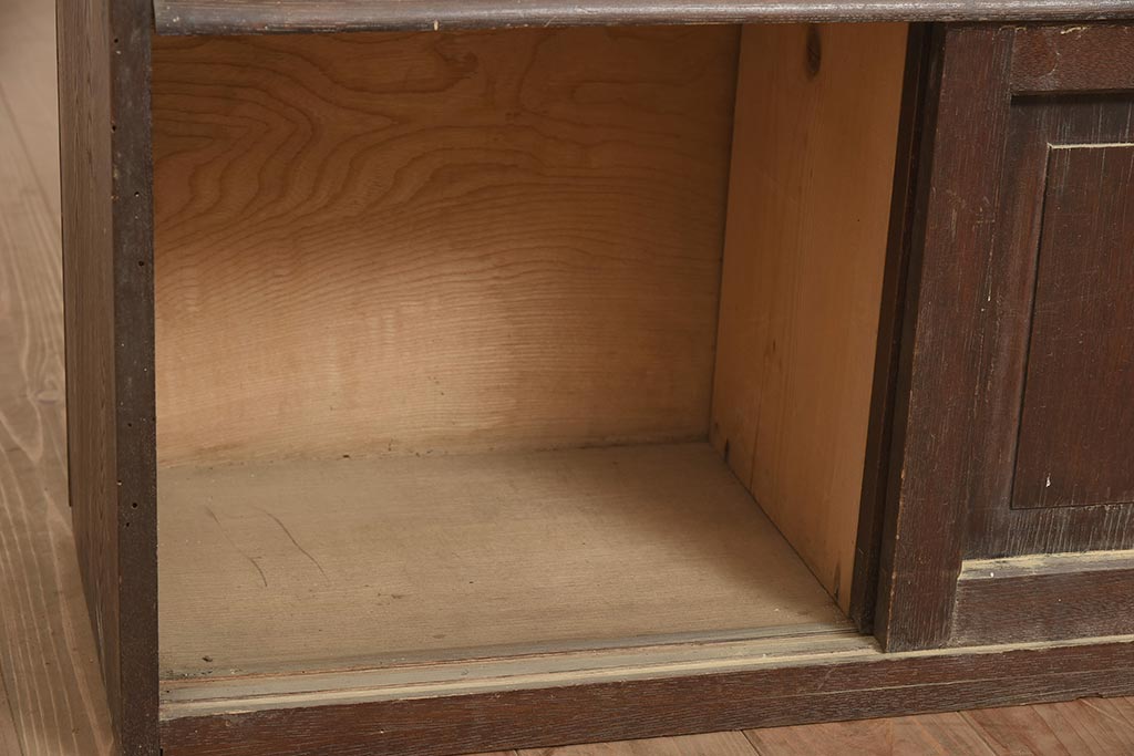 アンティーク家具　和モダンスタイルなどにおすすめな栓材製のローボード(収納棚、戸棚)(R-044773)