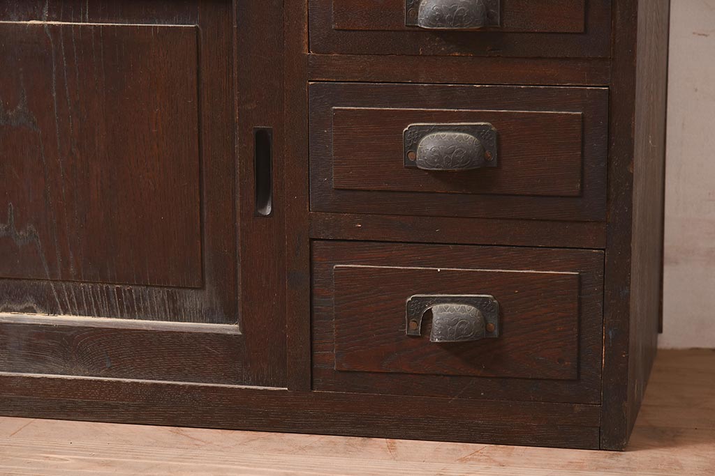 アンティーク家具　和モダンスタイルなどにおすすめな栓材製のローボード(収納棚、戸棚)(R-044773)