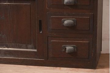 アンティーク家具　和モダンスタイルなどにおすすめな栓材製のローボード(収納棚、戸棚)(R-044773)