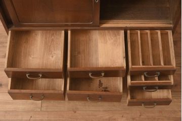 ビンテージ家具　和製ビンテージ　寄木細工　前面桑材・天板側面栓材・中桐材　パーケットが目を惹く戸棚(キャビネット、収納棚、茶箪笥、ヴィンテージ)(R-044775)