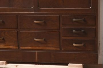 ビンテージ家具　和製ビンテージ　寄木細工　前面桑材・天板側面栓材・中桐材　パーケットが目を惹く戸棚(キャビネット、収納棚、茶箪笥、ヴィンテージ)(R-044775)