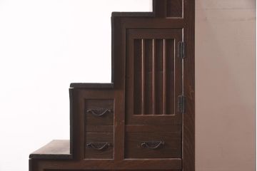 アンティーク家具　和製アンティーク　明治期　前面ケヤキ材　一本物　小ぶりサイズが珍しい階段箪笥(和箪笥)(R-044777)