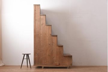 アンティーク家具　和製アンティーク　明治期　前面ケヤキ材　一本物　小ぶりサイズが珍しい階段箪笥(和箪笥)(R-044777)