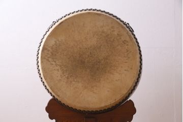 和楽器　昭和15年　宮本卯之助商店　特別上鳴保證　和太鼓　太鼓台・バチ付き(長胴太鼓、大太鼓、宮本卯之助製、約2尺)(R-044782)