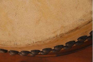 和楽器　昭和15年　宮本卯之助商店　特別上鳴保證　和太鼓　太鼓台・バチ付き(長胴太鼓、大太鼓、宮本卯之助製、約2尺)(R-044782)