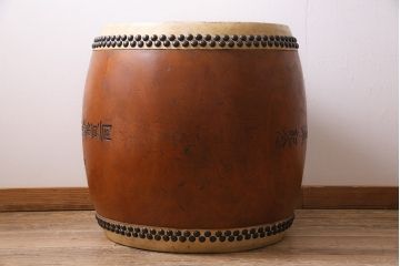 和楽器　昭和15年　宮本卯之助商店　特別上鳴保證　和太鼓　太鼓台・バチ付き(長胴太鼓、大太鼓、宮本卯之助製、約2尺)(R-044782)