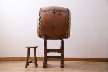 和楽器　昭和15年　宮本卯之助商店　特別上鳴保證　和太鼓　太鼓台・バチ付き(長胴太鼓、大太鼓、宮本卯之助製、約2尺)(R-044782)