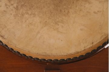 和楽器　昭和15年　宮本卯之助商店　特別上鳴保證　和太鼓　太鼓台・バチ付き(長胴太鼓、大太鼓、宮本卯之助製、約2尺)(R-044782)