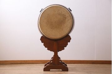 和楽器　昭和15年　宮本卯之助商店　特別上鳴保證　和太鼓　太鼓台・バチ付き(長胴太鼓、大太鼓、宮本卯之助製、約2尺)(R-044782)