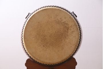 和楽器　昭和15年　宮本卯之助商店　特別上鳴保證　和太鼓　太鼓台・バチ付き(長胴太鼓、大太鼓、宮本卯之助製、約2尺)(R-044782)