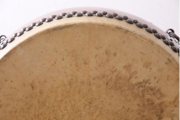 和楽器　昭和15年　宮本卯之助商店　特別上鳴保證　和太鼓　太鼓台・バチ付き(長胴太鼓、大太鼓、宮本卯之助製、約2尺)(R-044782)