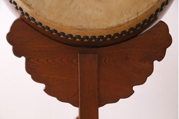 和楽器　昭和15年　宮本卯之助商店　特別上鳴保證　和太鼓　太鼓台・バチ付き(長胴太鼓、大太鼓、宮本卯之助製、約2尺)(R-044782)