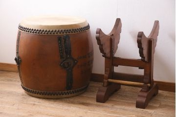 和楽器　昭和15年　宮本卯之助商店　特別上鳴保證　和太鼓　太鼓台・バチ付き(長胴太鼓、大太鼓、宮本卯之助製、約2尺)(R-044782)