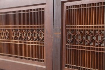 アンティーク建具　昭和初期　鏡板杉材一枚板　上品な和の雰囲気漂う組子帯戸2枚セット(引き戸、ガラス帯戸)(R-044784)