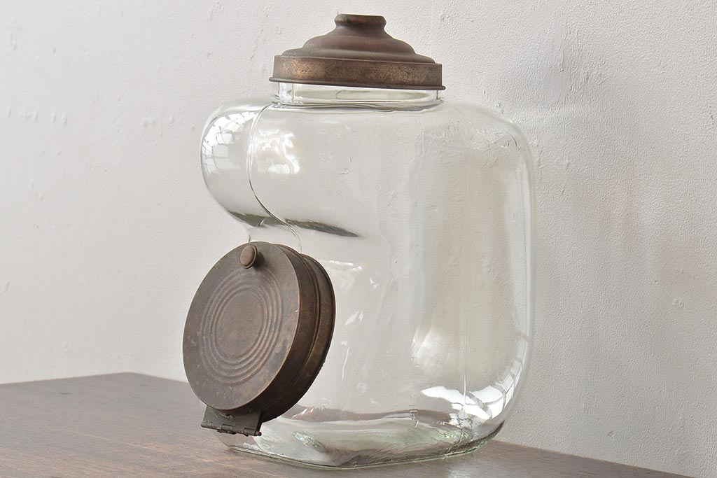 アンティーク雑貨　エンボス入り　たばこ瓶(ガラス瓶、ガラスビン、タバコ瓶) (R-044796)