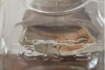 アンティーク雑貨　エンボス入り　たばこ瓶(ガラス瓶、ガラスビン、タバコ瓶) (R-044796)