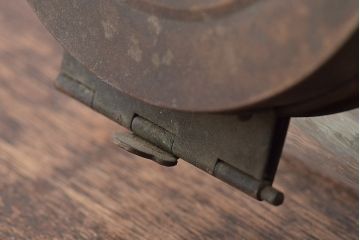 アンティーク雑貨　エンボス入り　たばこ瓶(ガラス瓶、ガラスビン、タバコ瓶) (R-044796)