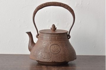 大正〜昭和初期　南部　三岩堂　銀口　鉄瓶(丸に違い鷹の羽紋)(R-044797)