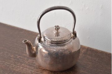 平安　光隆造　槌目打　望月形　銀瓶　約393g(茶道具、純銀、湯沸、共箱)(R-044804)