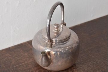 平安　光隆造　槌目打　望月形　銀瓶　約393g(茶道具、純銀、湯沸、共箱)(R-044804)