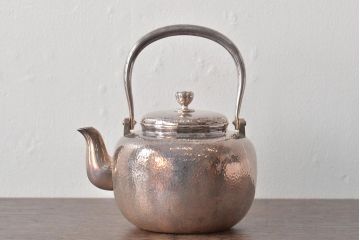 平安　光隆造　槌目打　望月形　銀瓶　約393g(茶道具、純銀、湯沸、共箱)(R-044804)