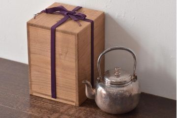 平安　光隆造　槌目打　望月形　銀瓶　約393g(茶道具、純銀、湯沸、共箱)(R-044804)