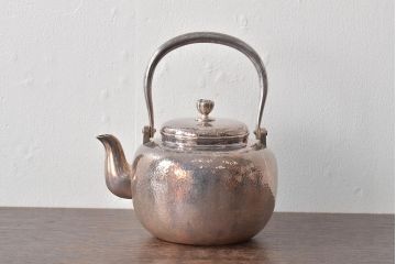 平安　光隆造　槌目打　望月形　銀瓶　約393g(茶道具、純銀、湯沸、共箱)(R-044804)