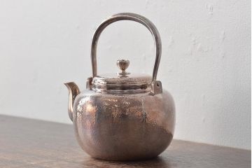 平安　光隆造　槌目打　望月形　銀瓶　約393g(茶道具、純銀、湯沸、共箱)(R-044804)