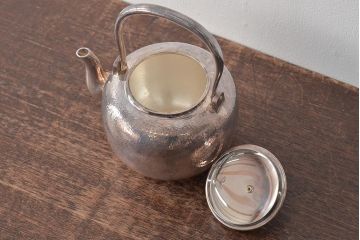 平安　光隆造　槌目打　望月形　銀瓶　約393g(茶道具、純銀、湯沸、共箱)(R-044804)