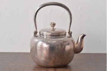 平安　光隆造　槌目打　望月形　銀瓶　約393g(茶道具、純銀、湯沸、共箱)(R-044804)