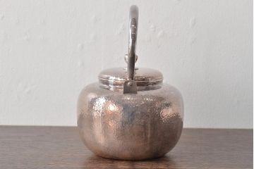平安　光隆造　槌目打　望月形　銀瓶　約393g(茶道具、純銀、湯沸、共箱)(R-044804)