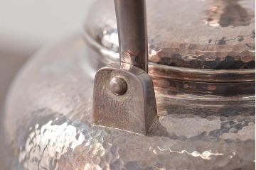 平安　光隆造　槌目打　望月形　銀瓶　約393g(茶道具、純銀、湯沸、共箱)(R-044804)