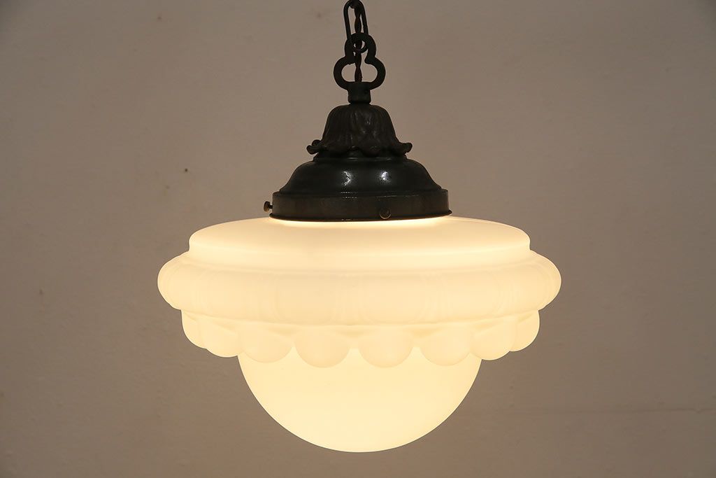 №照明館　大正ロマン　型吹き　腐蝕笠　激レア　アンティーク　ぎやまん 大正浪漫 乳白透かし電燈笠 真鍮製銅古ホルダー オパール 八千代