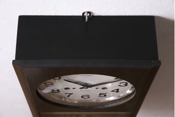 レトロ雑貨　SEIKO(セイコー)　ゼンマイ式　カレンダー付き　シックな色合いが上品な掛け時計(柱時計、振り子時計)(R-044816)