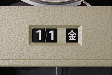 レトロ雑貨　SEIKO(セイコー)　ゼンマイ式　カレンダー付き　シックな色合いが上品な掛け時計(柱時計、振り子時計)(R-044816)