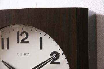 レトロ雑貨　SEIKO(セイコー)　ゼンマイ式　カレンダー付き　シックな色合いが上品な掛け時計(柱時計、振り子時計)(R-044816)
