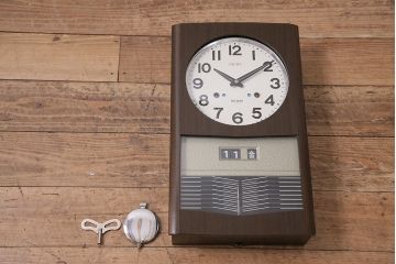 レトロ雑貨　SEIKO(セイコー)　ゼンマイ式　カレンダー付き　シックな色合いが上品な掛け時計(柱時計、振り子時計)(R-044816)
