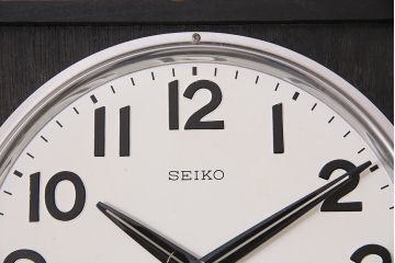 レトロ雑貨　SEIKO(セイコー)　ゼンマイ式　カレンダー付き　シックな色合いが上品な掛け時計(柱時計、振り子時計)(R-044816)