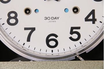 レトロ雑貨　SEIKO(セイコー)　ゼンマイ式　カレンダー付き　シックな色合いが上品な掛け時計(柱時計、振り子時計)(R-044816)