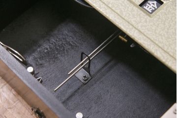 レトロ雑貨　SEIKO(セイコー)　ゼンマイ式　カレンダー付き　シックな色合いが上品な掛け時計(柱時計、振り子時計)(R-044816)