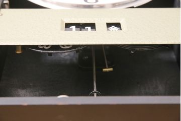 レトロ雑貨　SEIKO(セイコー)　ゼンマイ式　カレンダー付き　シックな色合いが上品な掛け時計(柱時計、振り子時計)(R-044816)