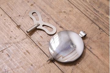 レトロ雑貨　SEIKO(セイコー)　ゼンマイ式　カレンダー付き　シックな色合いが上品な掛け時計(柱時計、振り子時計)(R-044816)