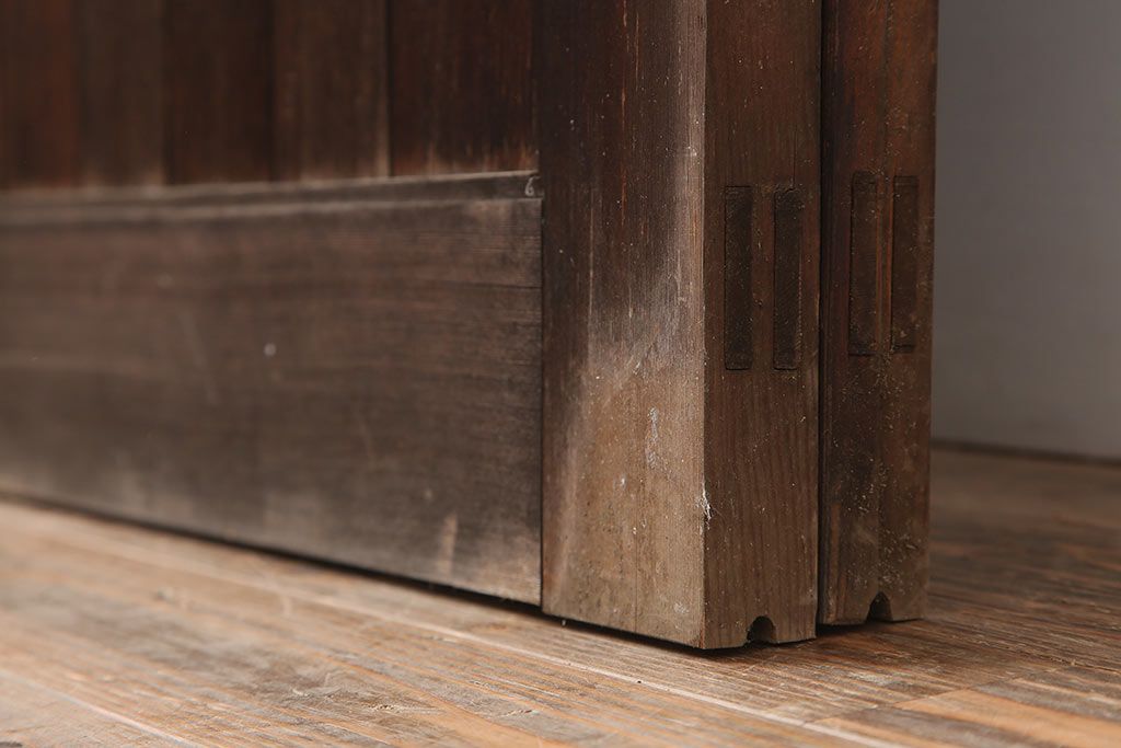 レトロ建具　昭和中期　使いこまれた木が味わい深い板戸2枚セット(引き戸、建具)(R-044844)