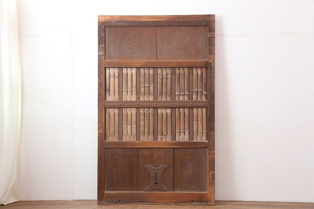 アンティーク建具　明治期　板部ケヤキ材　竹の装飾が珍しい蔵戸(玄関戸、引き戸、建具)(R-044847)