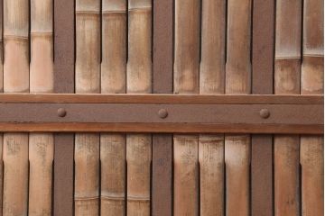 アンティーク建具　明治期　板部ケヤキ材　竹の装飾が珍しい蔵戸(玄関戸、引き戸、建具)(R-044847)