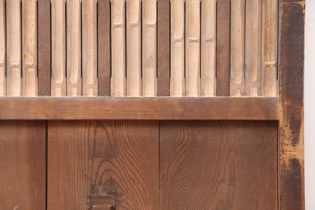 アンティーク建具　明治期　板部ケヤキ材　竹の装飾が珍しい蔵戸(玄関戸、引き戸、建具)(R-044847)